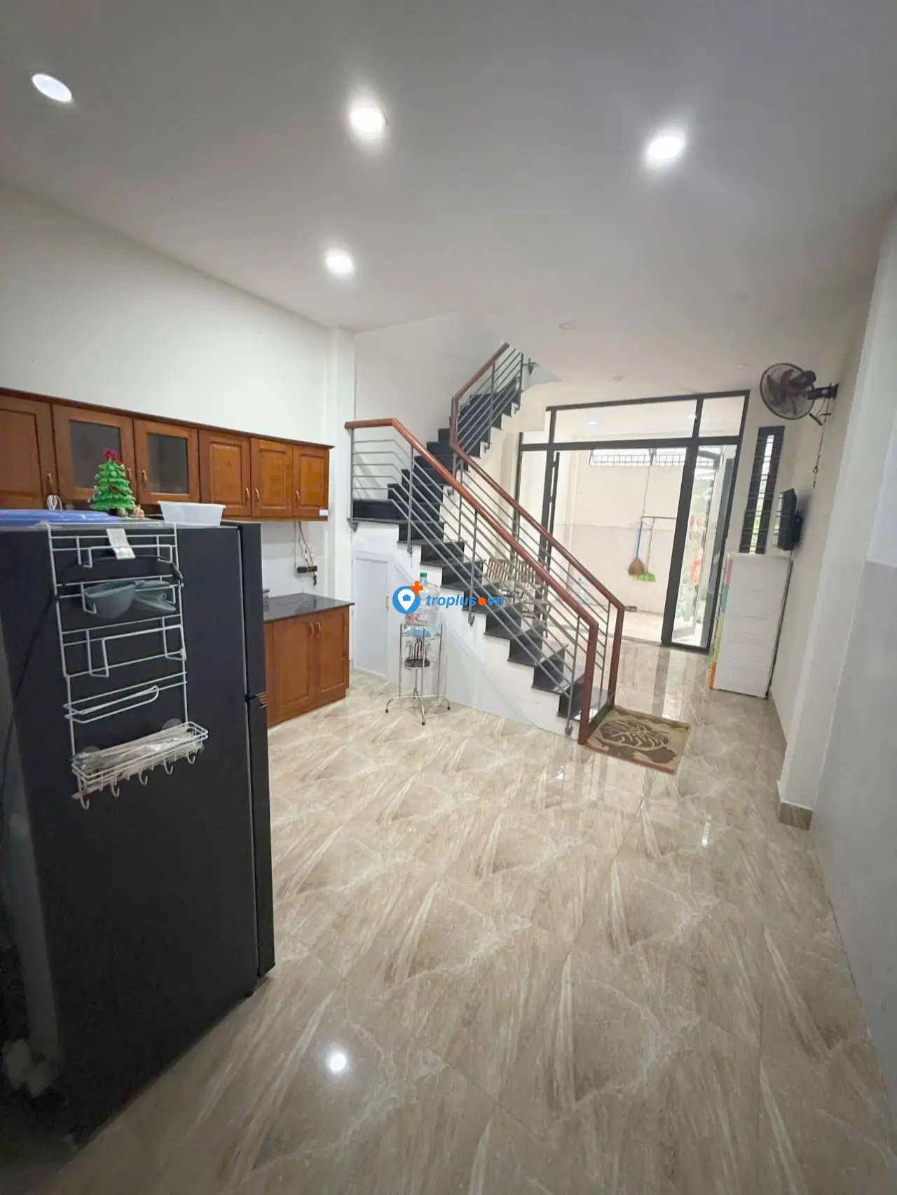 Cho thuê nhà 2 tầng Triệu Nữ Vương- Sát đường chính.